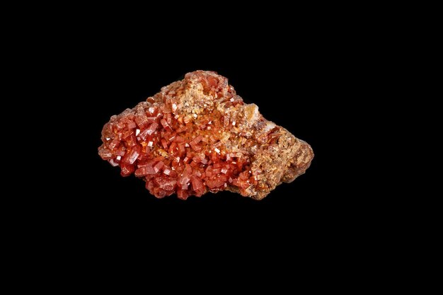 Vanadinite de pedra mineral macro em um fundo preto