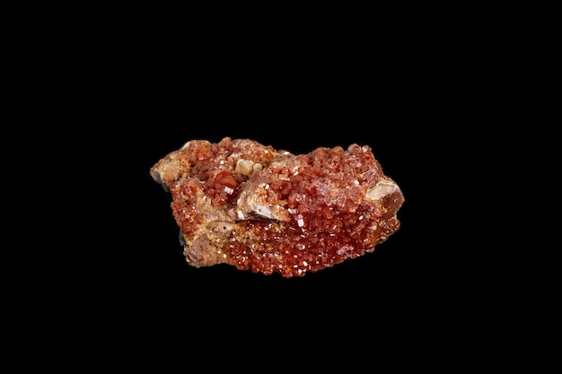 Vanadinite de pedra mineral macro em um fundo preto