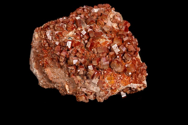 Vanadinite de pedra mineral macro em um fundo preto