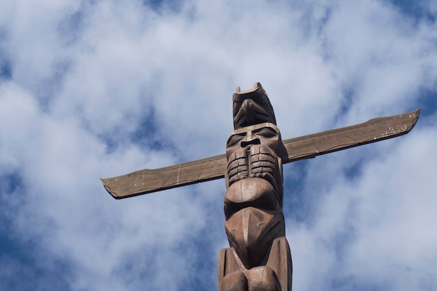 VANCOUVER CANADA 12 DE SEPTIEMBRE DE 2018 Tótems de las Primeras Naciones en Stanley Park Vancouver Canada