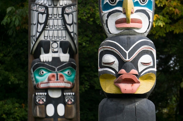 VANCOUVER CANADA 12 DE SEPTIEMBRE DE 2018 Tótems de las Primeras Naciones en Stanley Park Vancouver Canada