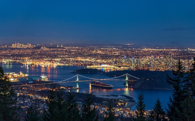 Vancouver City Downtown Panorama in Nacht Vancouver Harbour Marina Luftbild Lions Gate Bridge