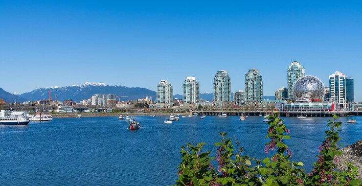 Vancouver marina False Creek edificios modernos skyline Vancouver BC Canadá