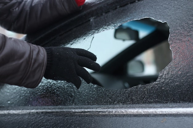 Vandalismo hombre de invierno rompió el vidrio del auto una pequeña piedra