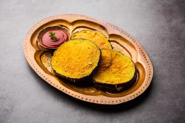 Foto vangyache kaap o pan fried crispy berenjena, receta de guarnición india