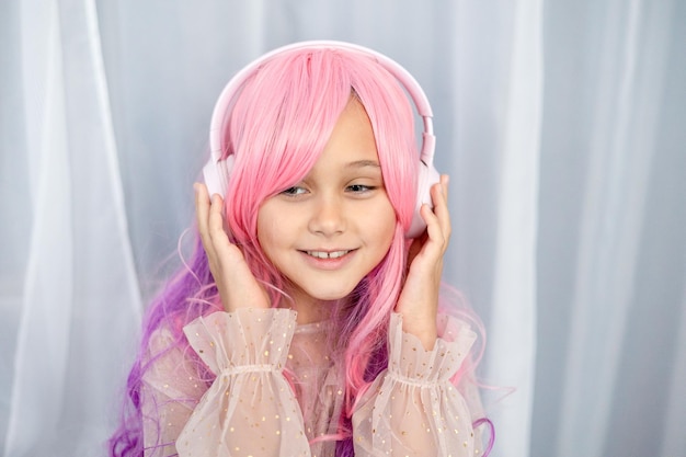 Vanilla Girl Kawaii vibra Pequeña chica con cabello rosa tiene una fiesta al estilo barbie Escuchando música con auriculares