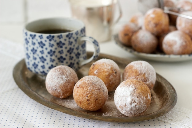 Vanilla krapfen doghnut con café. Estilo rústico