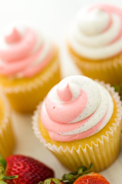 Vanille-Cupcakes mit Erdbeercreme.