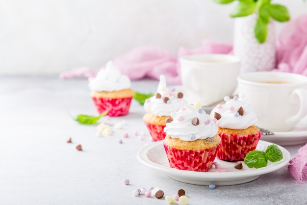 Vanille Cupcakes mit weißer Sahne