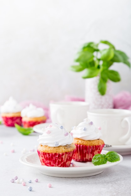 Vanille Cupcakes mit weißer Sahne