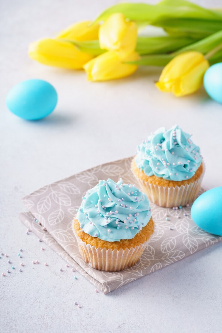 Vanille Cupcakes mit Zuckerguss und bunten Eiern zu Ostern.