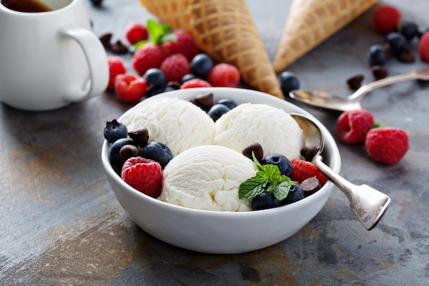 Vanille-Eis in einer Schüssel mit frischen Beeren