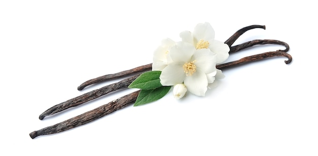 Vanille klebt mit Blumen auf weißem Hintergrund