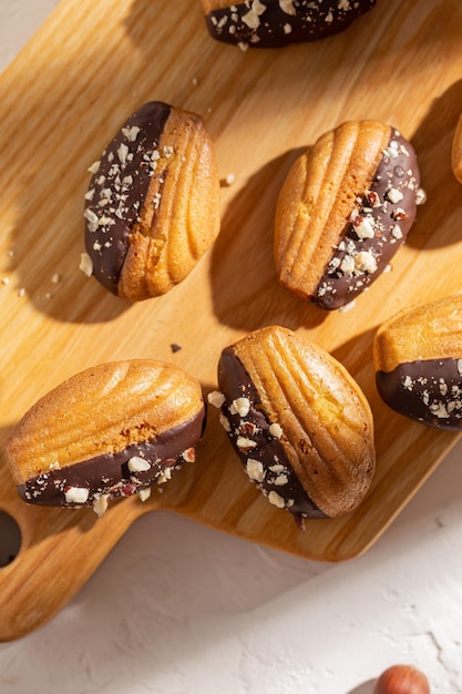 Vanille-Madeleine-Plätzchen mit Schokolade und Nüssen