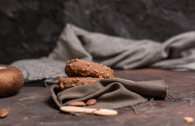 Vanille-Mandel-Eiscreme zu Hause mit Holzstab