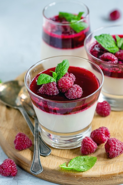 Vanille Panna Cotta mit Himbeere und Minze