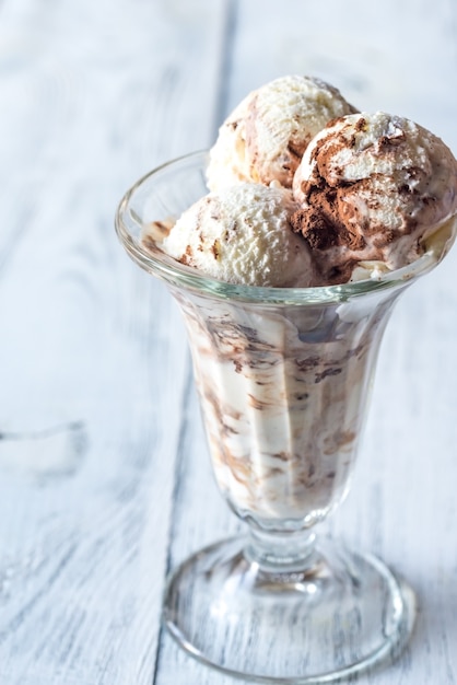 Foto vanille-schokoladen-eis in einem eisbecherglas