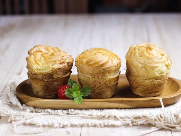 Vanille-Soes-Kuchen (Soes Vla) in Teller serviert