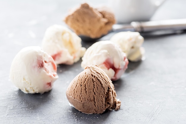 Vanille- und Schokoladen-Eiskugeln Vanille- und Schokoladen-Eiskugeln