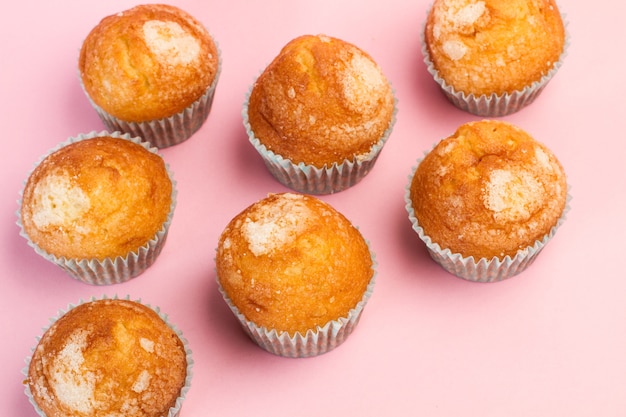 Vanille und Zucker Cupcakes auf einem rosa Hintergrund