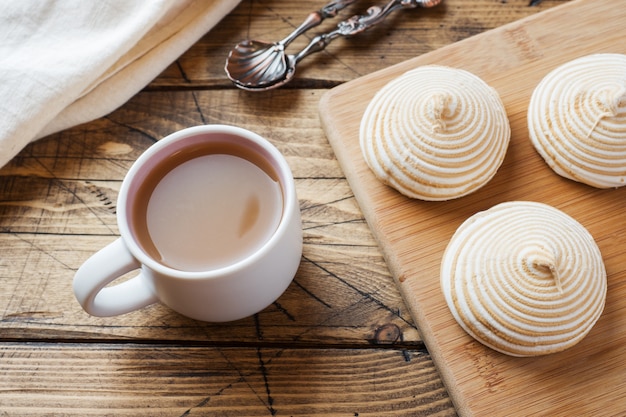 Vanilleeibischzefir mit Karamell auf einem Holztisch.