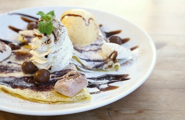 Vanilleeis mit Crepes und Marshmallows