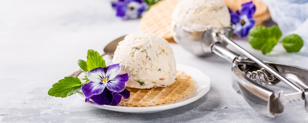 Foto vanilleeis mit essbaren blüten