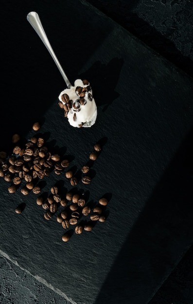 Vanilleeis mit Kaffeebohnen