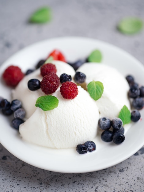 Vanilleeisbecher mit frischen Sommerbeeren