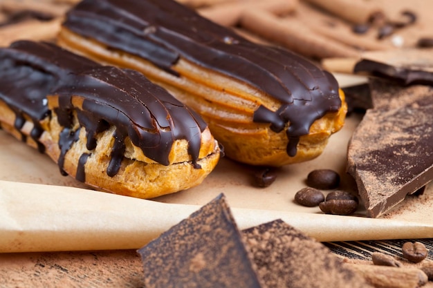 Vanillepudding-Eclair mit Schokoladenüberzug und cremiger Schokoladencreme