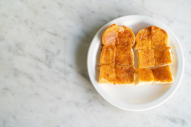 Vanillepudding mit geröstetem Brot auf weißem Teller