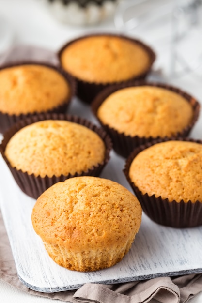 Vanillla Cupcakes auf einem Holzbrett