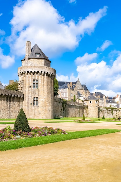 Vannes, cidade medieval da Bretanha, vista do jardim das muralhas com canteiro de flores