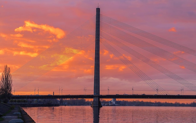 Vansu Bridge al atardecer Riga Letonia Shroud Bridge