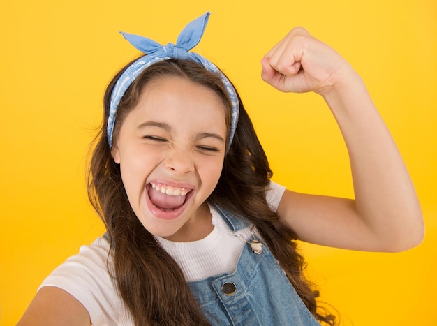 Vão meninas. emoções positivas. adolescente alegre. sinta a felicidade. é assim que a felicidade se parece. menina criança feliz e sorridente fechar o rosto. expressão emocional. expresse felicidade. conceito de criança emocional.