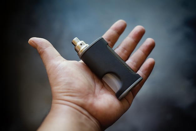 Vapes pretos na mão de um homem