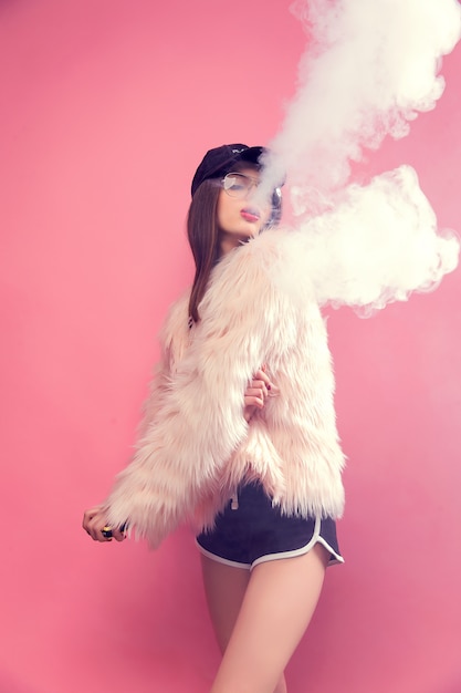 Vaping Frau auf Rosa