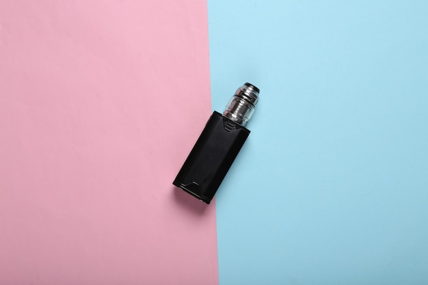 Vaping Gerät elektronische Wasserpfeife oder Zigarette auf rosa blauem Hintergrund Draufsicht