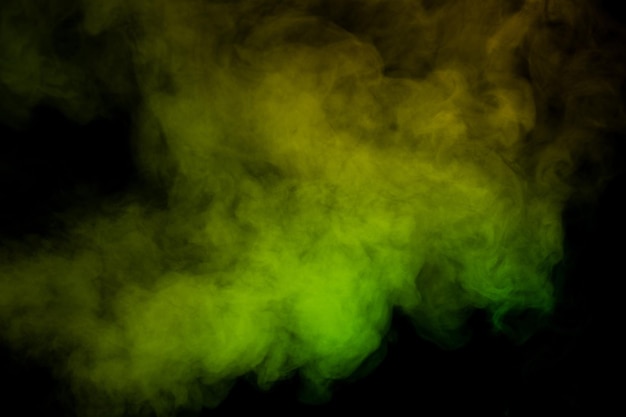 Vapor amarelo e verde em um fundo preto