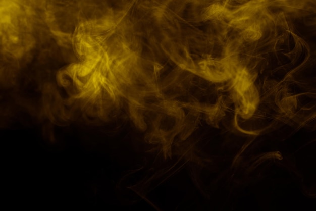 Foto vapor amarelo sobre um fundo preto copiar espaço