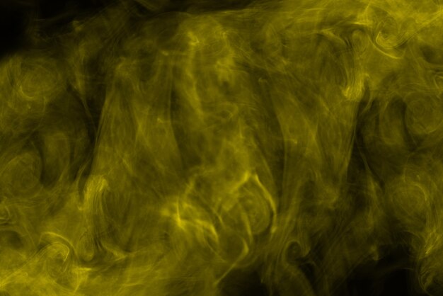 Vapor amarillo sobre fondo negro. Copie el espacio.