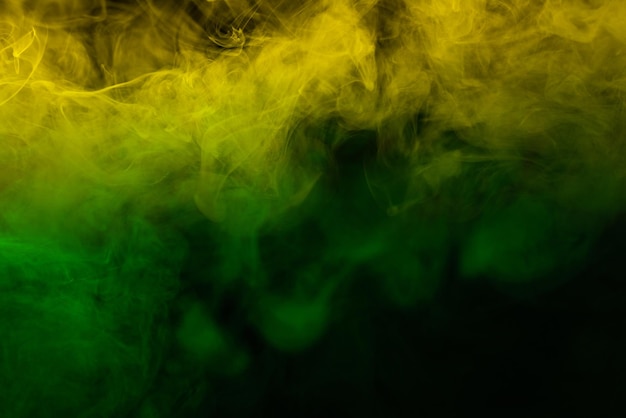 Vapor amarillo sobre fondo negro