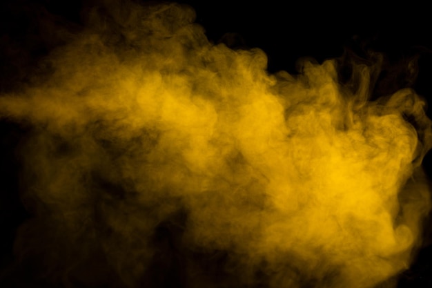 Vapor amarillo sobre fondo negro