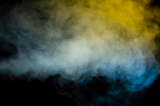 Vapor azul y amarillo sobre un fondo negro