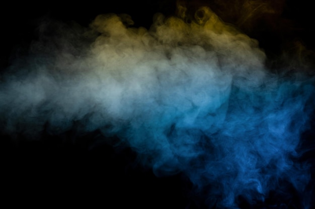 Vapor azul y amarillo sobre un fondo negro