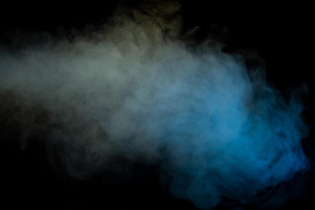 Vapor azul y amarillo sobre un fondo negro