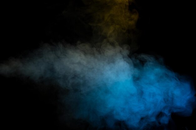 Vapor azul y amarillo sobre un fondo negro