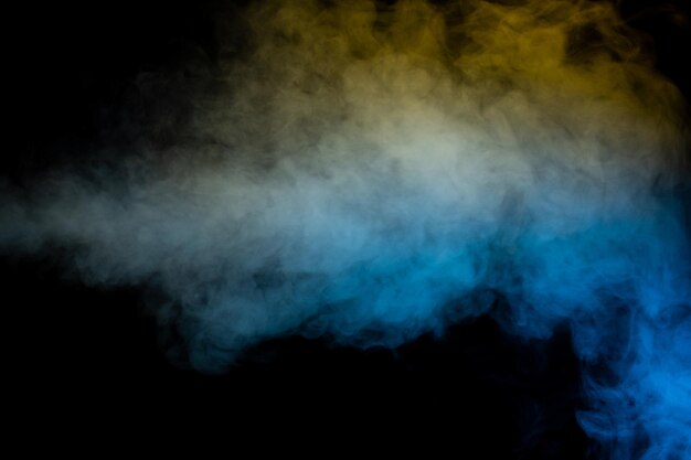 Vapor azul e amarelo em um fundo preto