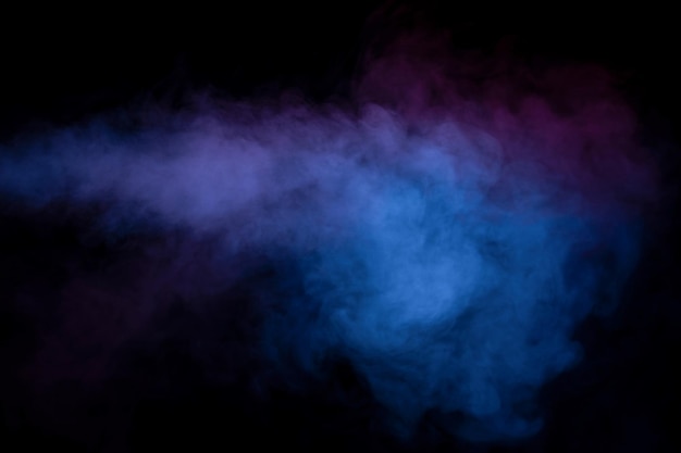 Vapor azul e roxo em um fundo preto