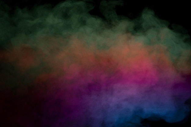 Vapor blanco sobre un fondo negro
